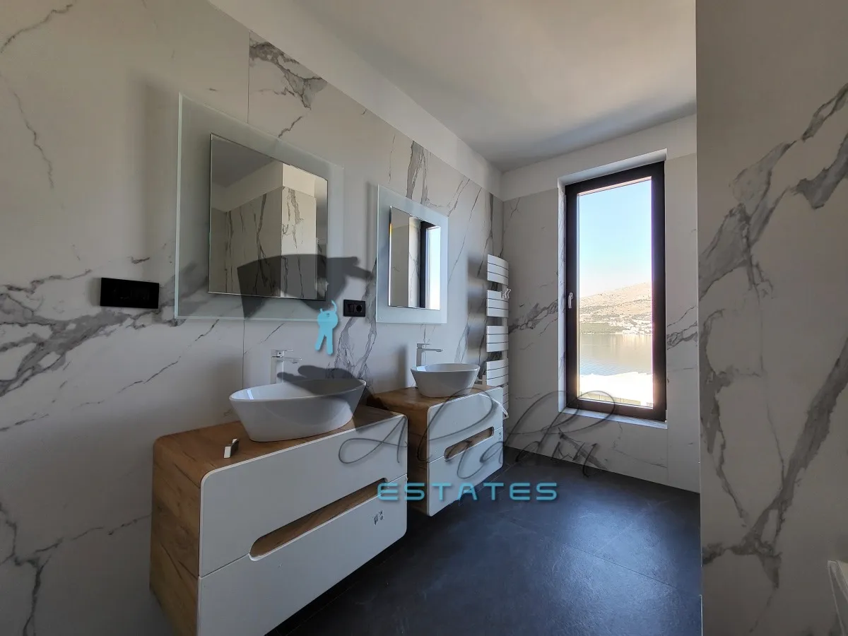 okrug donji, super luksuzna vila u drugom redu do mora, 326 m2 - slika 11