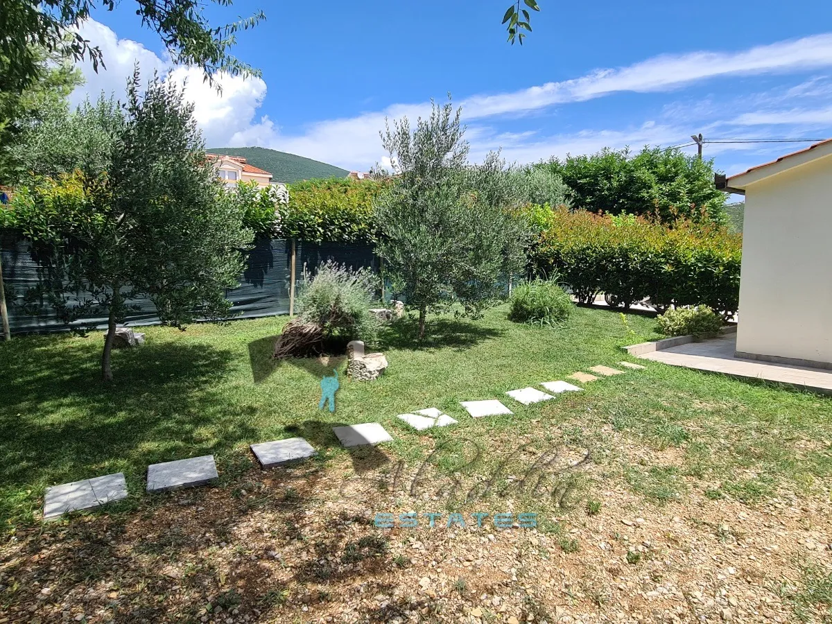 kaštel štafilić, očaravajuća vila s pomoćnom zgradom, velikim bazenom i pogledom na more, 324 m2 - slika 24