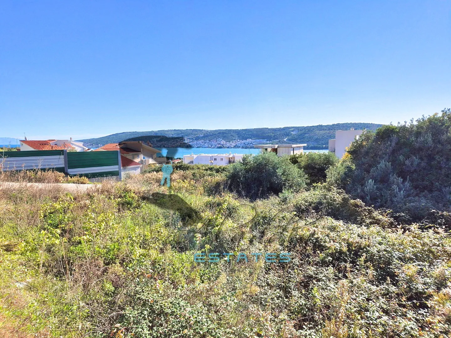 trogir, izuzetna zemljišna čestica s pogledom na more, 1.861 m2 - slika 2
