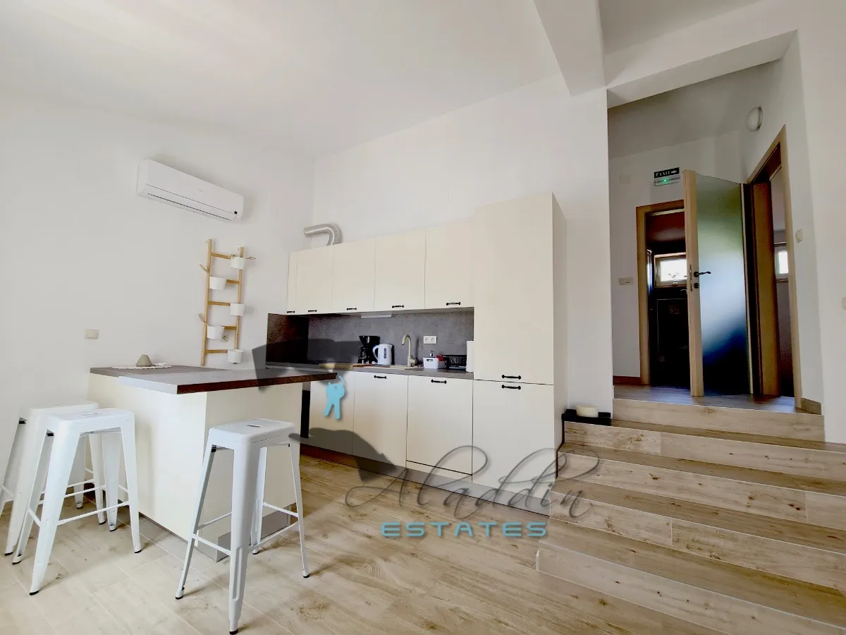 kaštel štafilić, očaravajuća vila s pomoćnom zgradom, velikim bazenom i pogledom na more, 324 m2 - slika 20