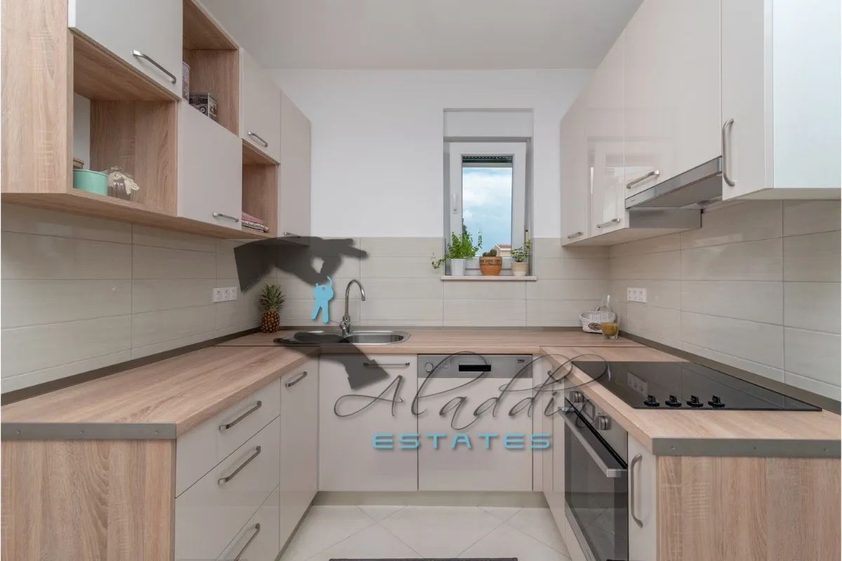 okrug gornji, prvorazredni dvosobni stan s lijepim pogledom na more, 80 m2 - slika 4