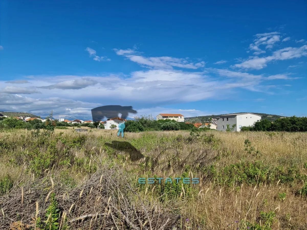 trogir, velika građevinska čestica, sva infrastruktura dostupna, 8.038 m2 - slika 8