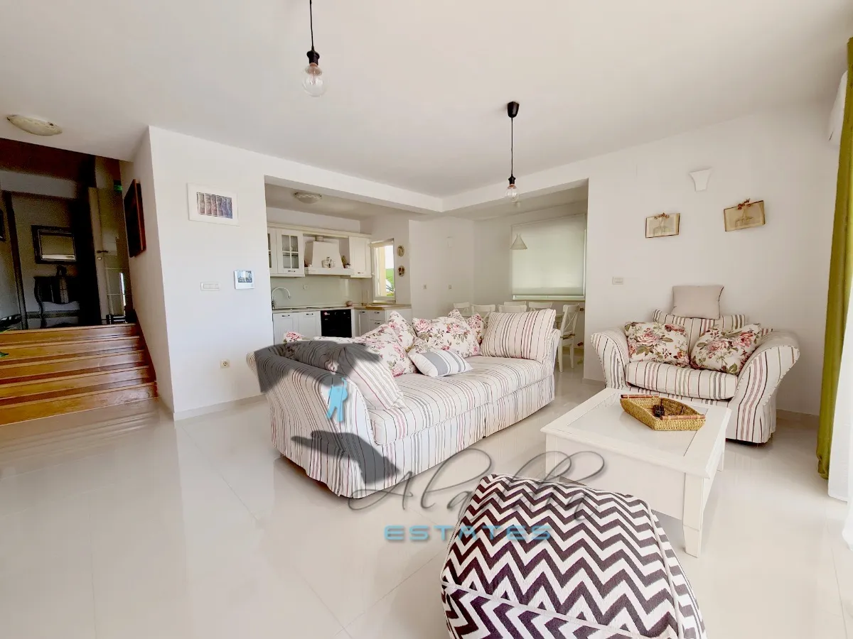 kaštel štafilić, očaravajuća vila s pomoćnom zgradom, velikim bazenom i pogledom na more, 324 m2 - slika 11