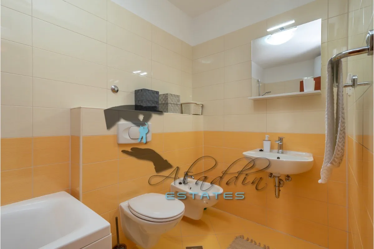 okrug gornji, prvorazredni dvosobni stan s lijepim pogledom na more, 80 m2 - slika 12