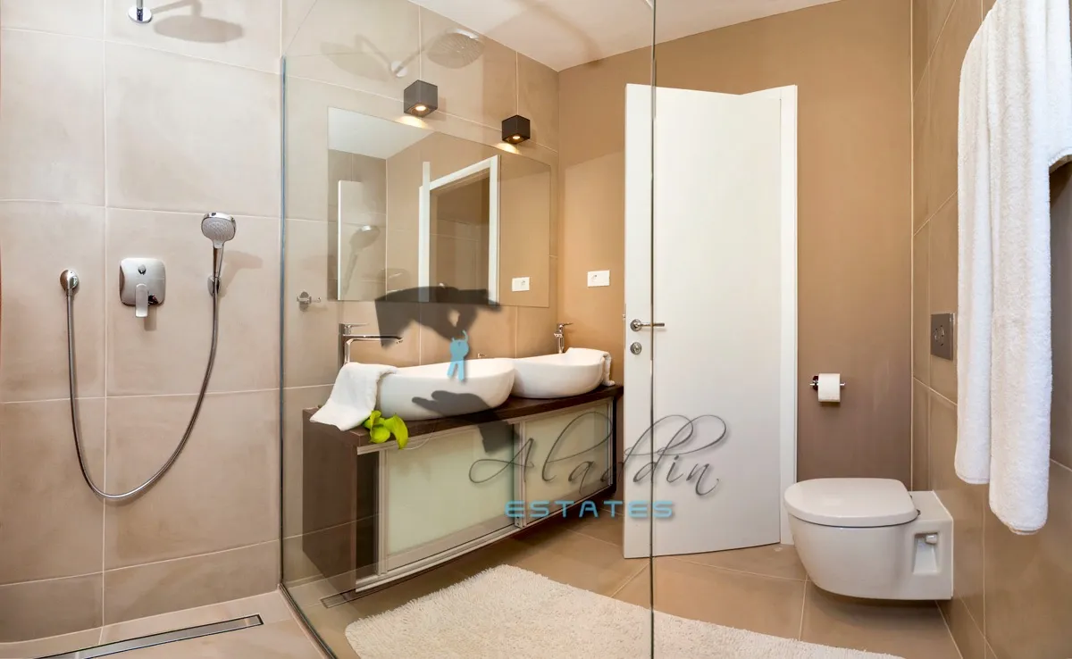 okrug gornji, super luksuzna i moderna vila drugi red do mora, 395 m2 - slika 13