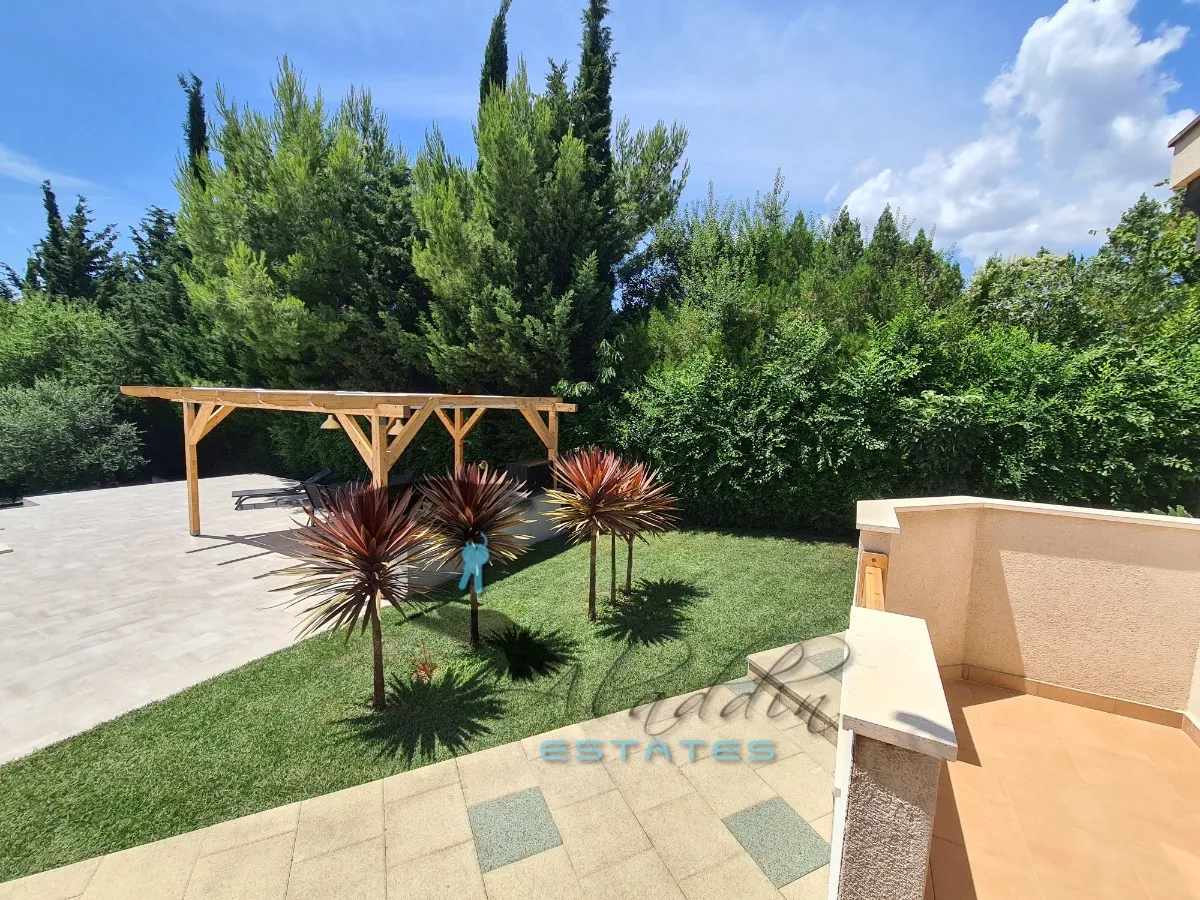 kaštel štafilić, neodoljiva vila s velikim bazenom i pogledom na more, 282 m2 - slika 9