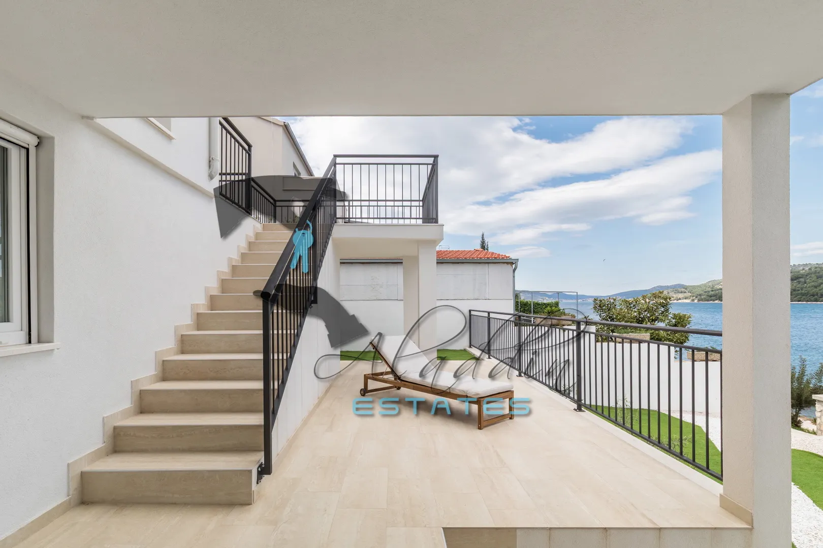 seget vranjica, luksuzna vila s tri stambene jedinice u prvom redu do mora, 296 m2 - slika 28