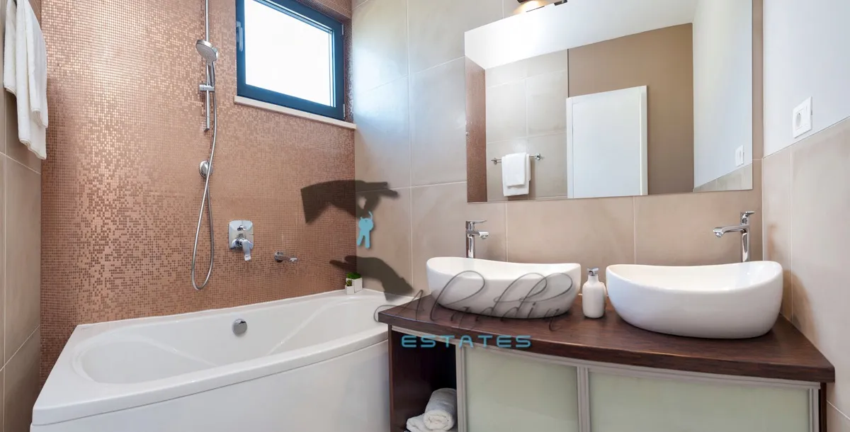 okrug gornji, super luksuzna i moderna vila drugi red do mora, 395 m2 - slika 22