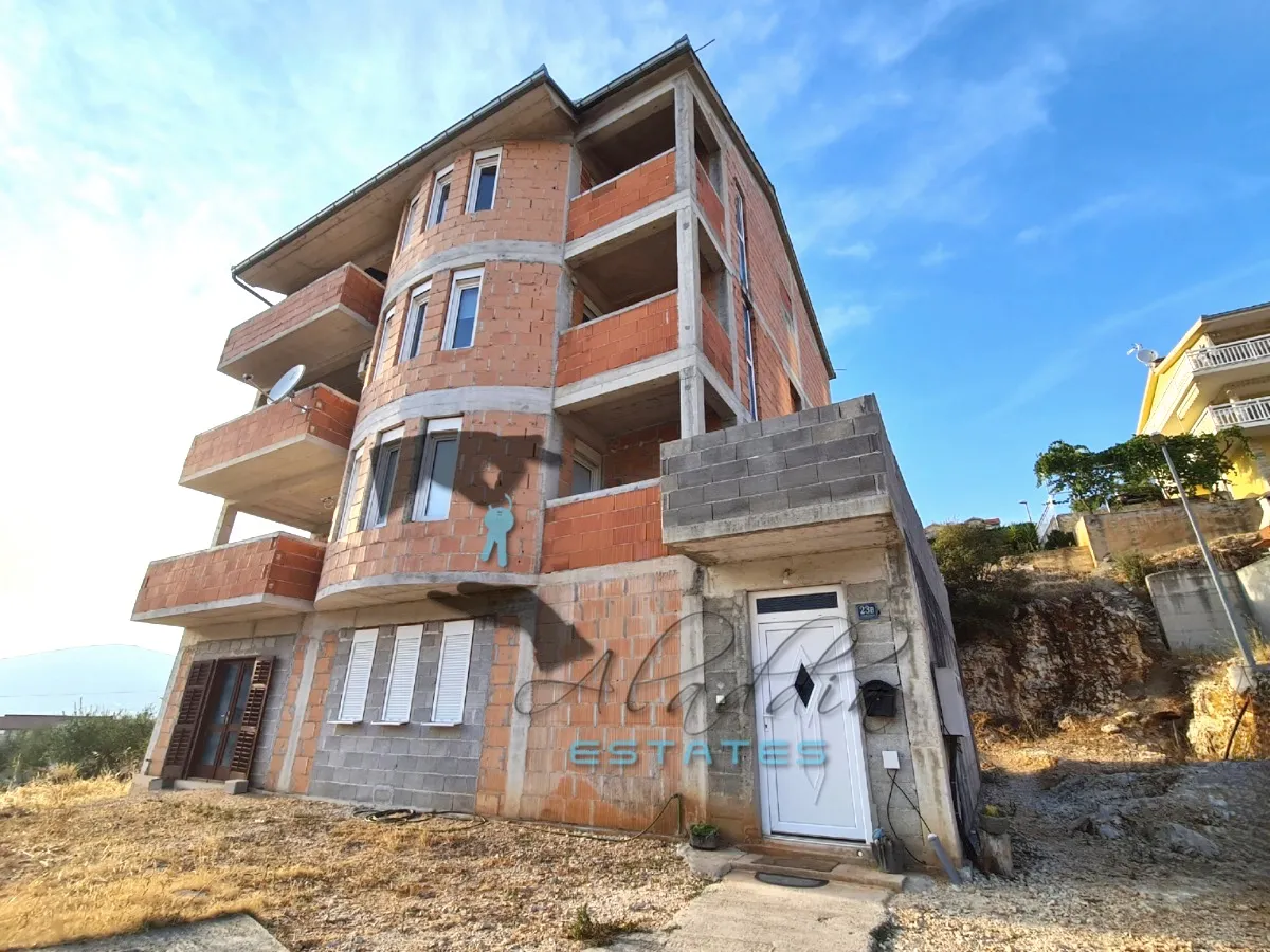 Trogir, impozantna stambena zgrada u rohbau stanju, odlična prilika, 544 m2