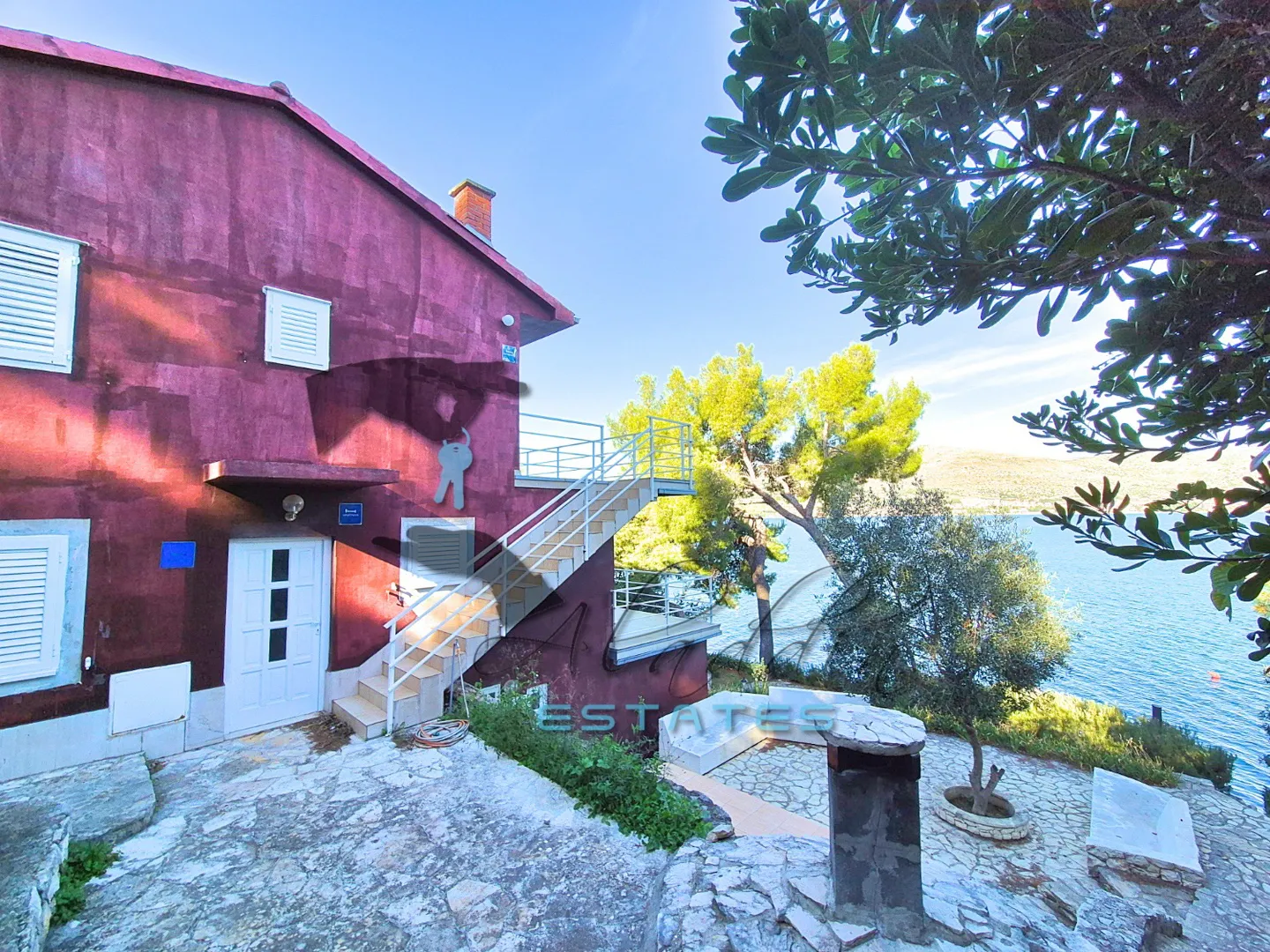 Okrug Donji, obiteljska kuća uz more u zelenilu, izvanredna prilika, 220 m2 - Okrug Gornji, Okrug