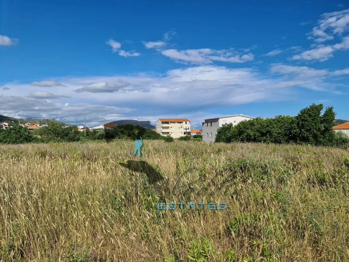 Trogir, velika građevinska čestica, sva infrastruktura dostupna, 8.038 m2
