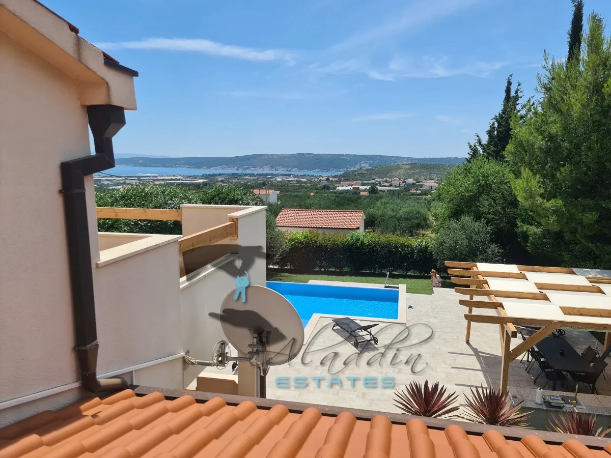 kaštel štafilić, neodoljiva vila s velikim bazenom i pogledom na more, 282 m2 - slika 29
