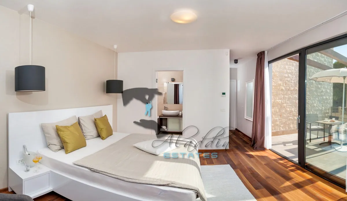 okrug gornji, super luksuzna i moderna vila drugi red do mora, 395 m2 - slika 21