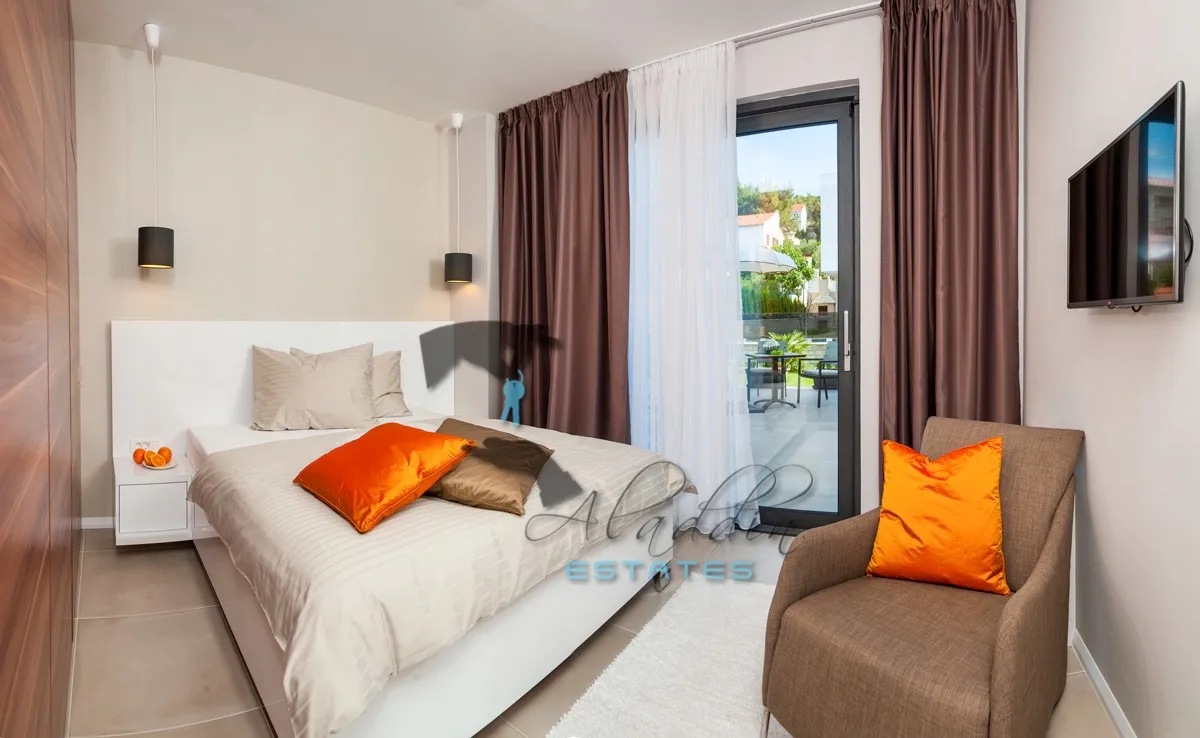 okrug gornji, super luksuzna i moderna vila drugi red do mora, 395 m2 - slika 18