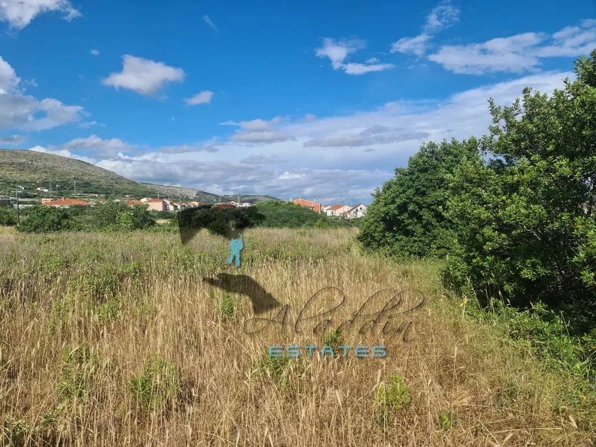 trogir, velika građevinska čestica, sva infrastruktura dostupna, 8.038 m2 - slika 2
