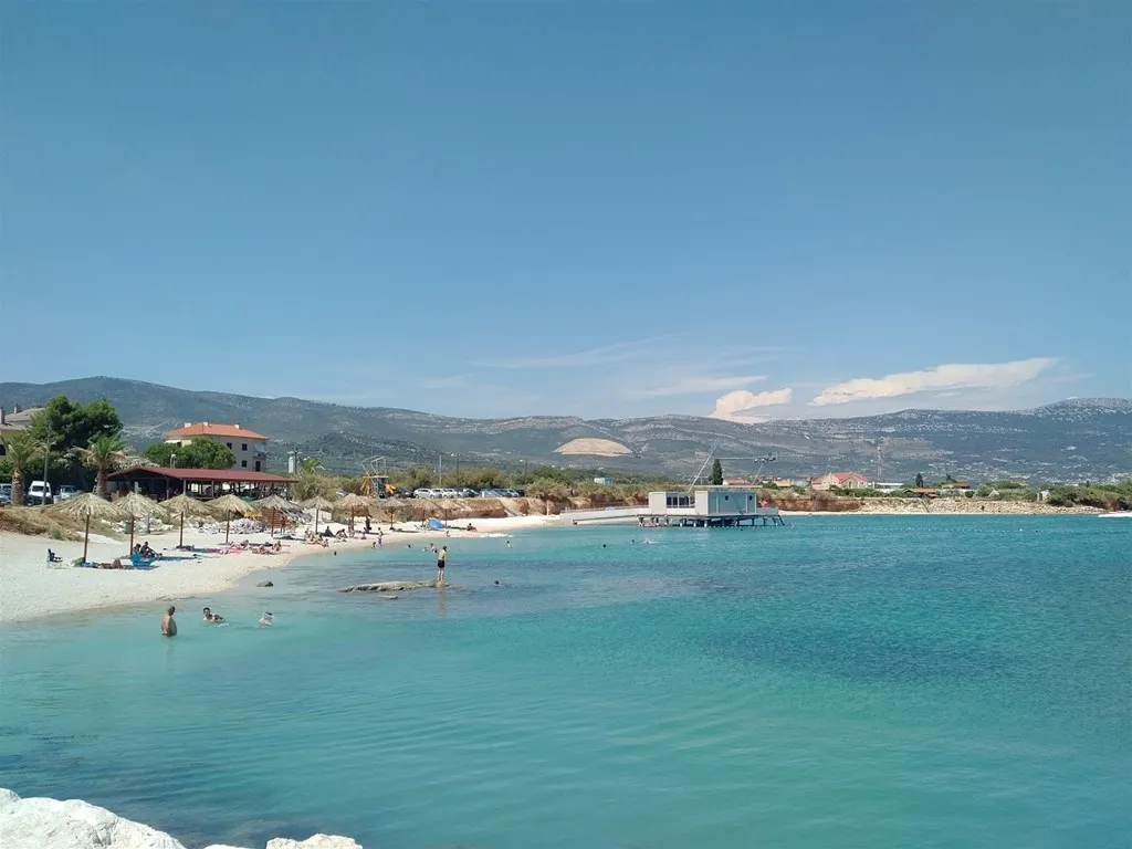Divulje, prostrana građevinska čestica prvi red do mora, 3.973 m2 - Kaštel Štafilić, Kaštela