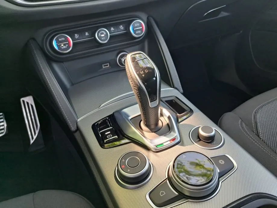 alfa romeo stelvio sprint 2,2 210 ks q4 - slika 12