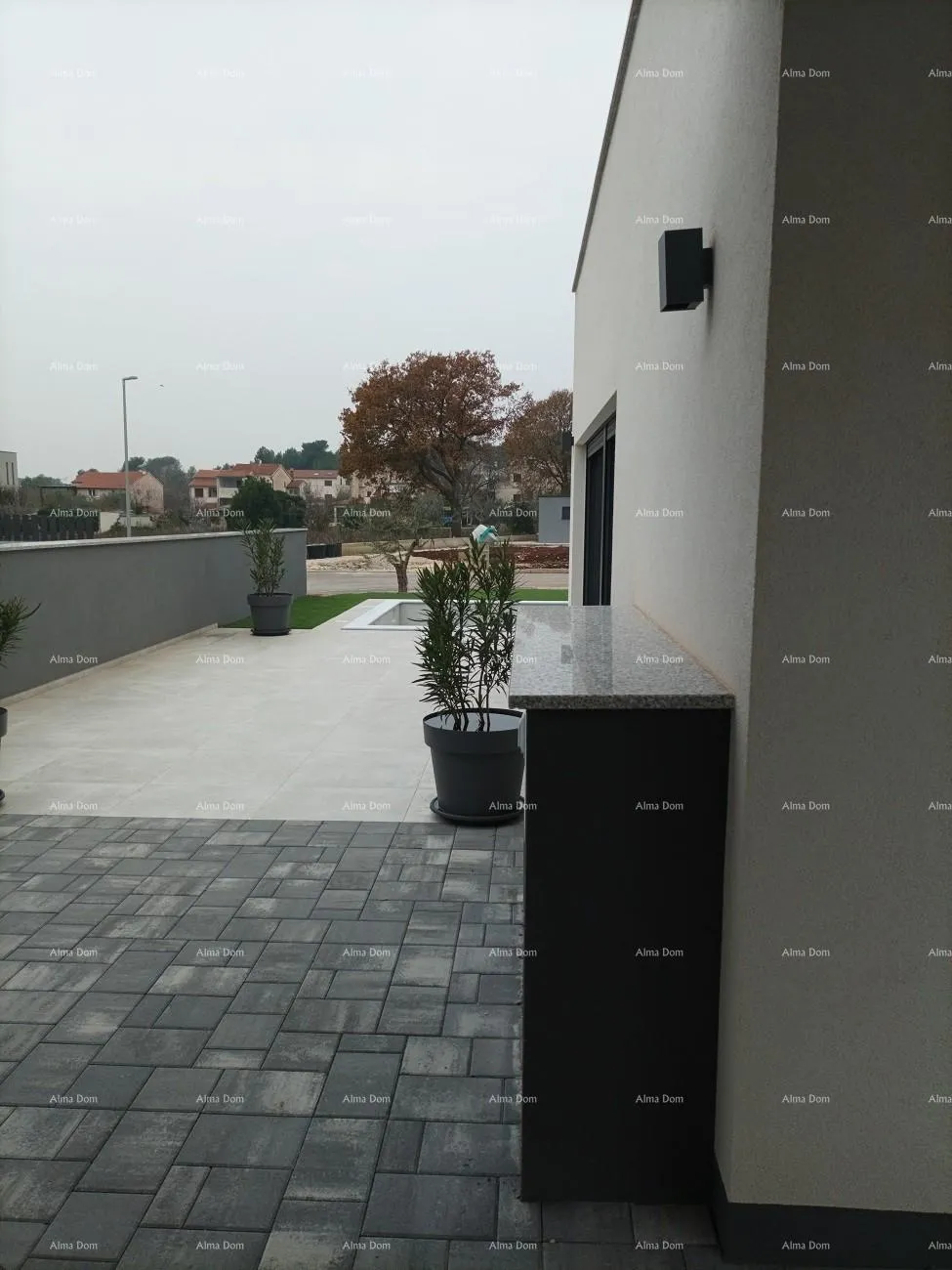kuća moderna vila za odmor u zatvorenom kompleksu sa vilama na samoj obali mora. - slika 2