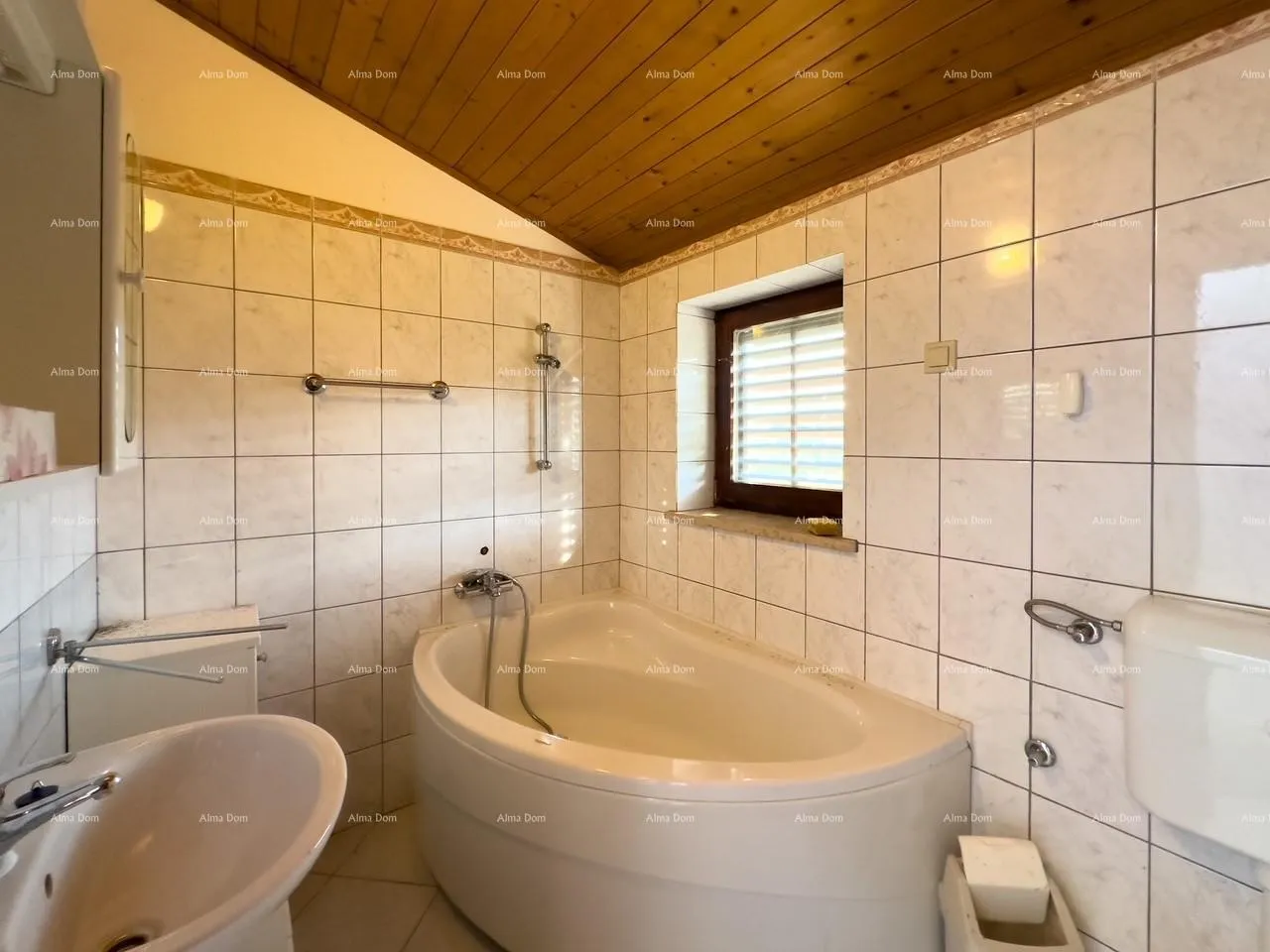 kuća prodajemo kuću sa sedam apartmana na velikoj okućnici sa bazenom i garažom. banjole - slika 38