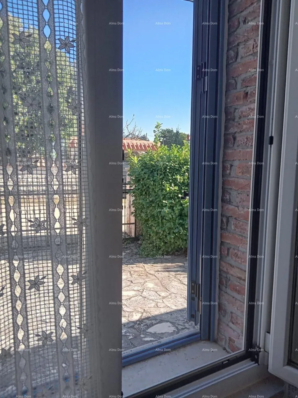kuća blizina grada umaga. prodaje se duplex kuća, 123.65 m2 na samoj obali mora, 10 metara do mora. - slika 14