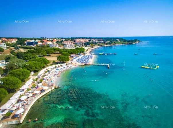 kuća samostojeća sa pogledom na more, udaljena od plaže i mora cca 500 metara. - slika 18
