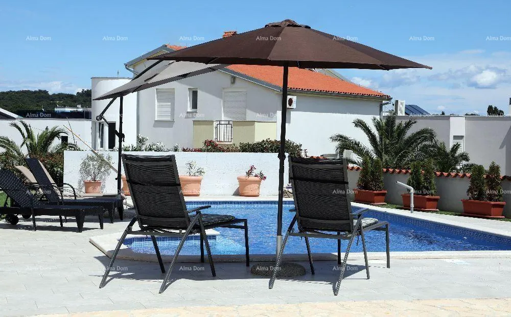 Kuća Samostojeća sa pogledom na more, udaljena od plaže i mora cca 500 metara. - Medulin