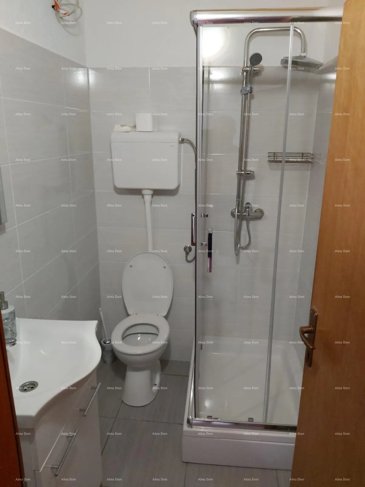 kuća prodaja- kuća sa konobom, velikom terasom, dva trosobna stana, dvorištem. odlična prilika za investiranje! - slika 17