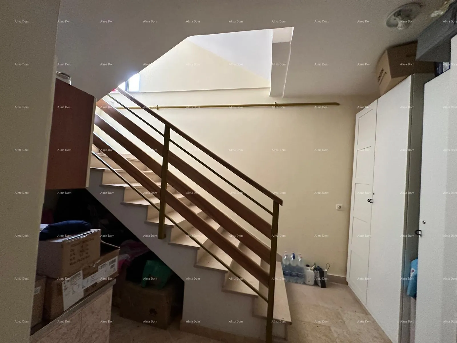 kuća prodajemo kuću sa pet apartmana na odličnoj lokaciji! - slika 4