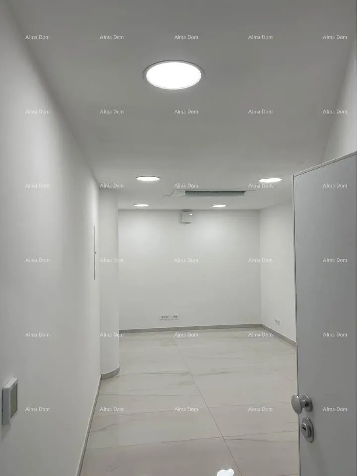 Poslovni prostor Prodajemo poslovni prostor u centru Pule. Pješačka zona.