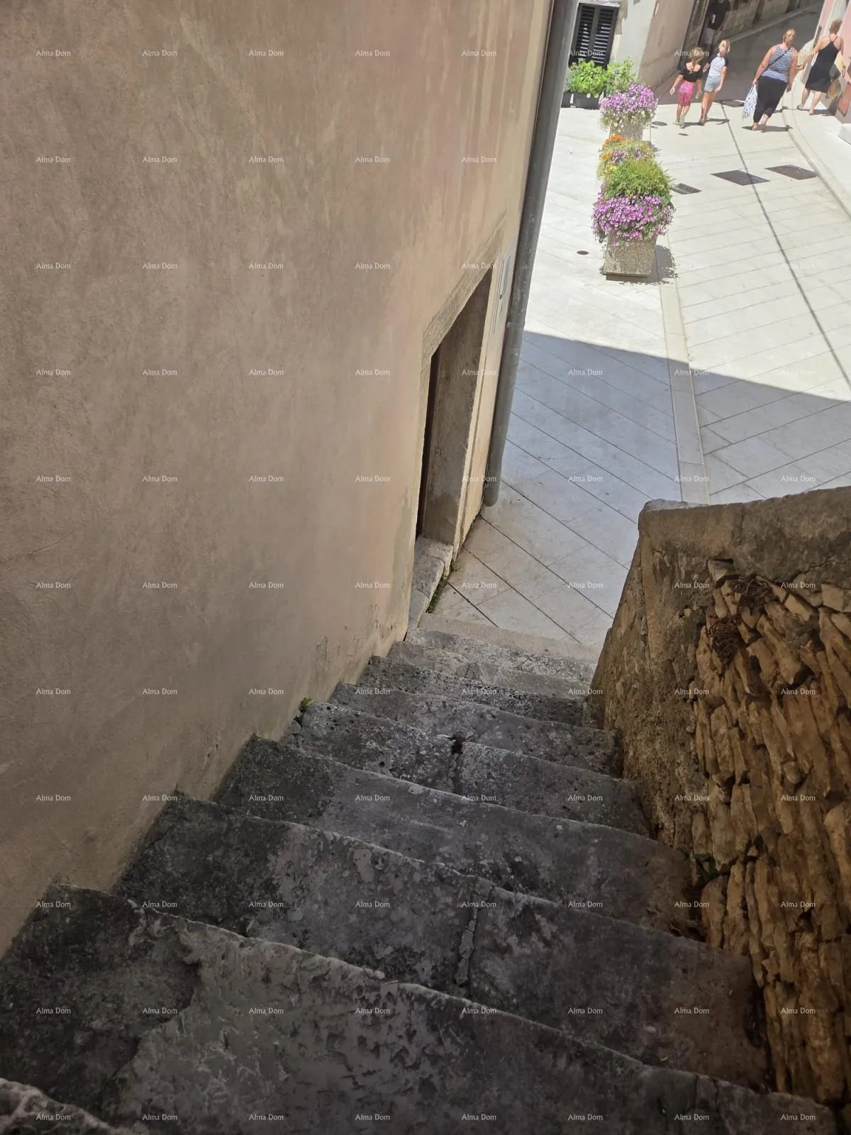 kuća prodaje se renovirana kamena kuća u centru grada vodnjan - slika 11