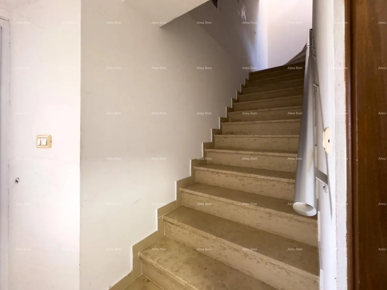 kuća prodaja renovirane kuće s pogledom na more, medulin! - slika 12