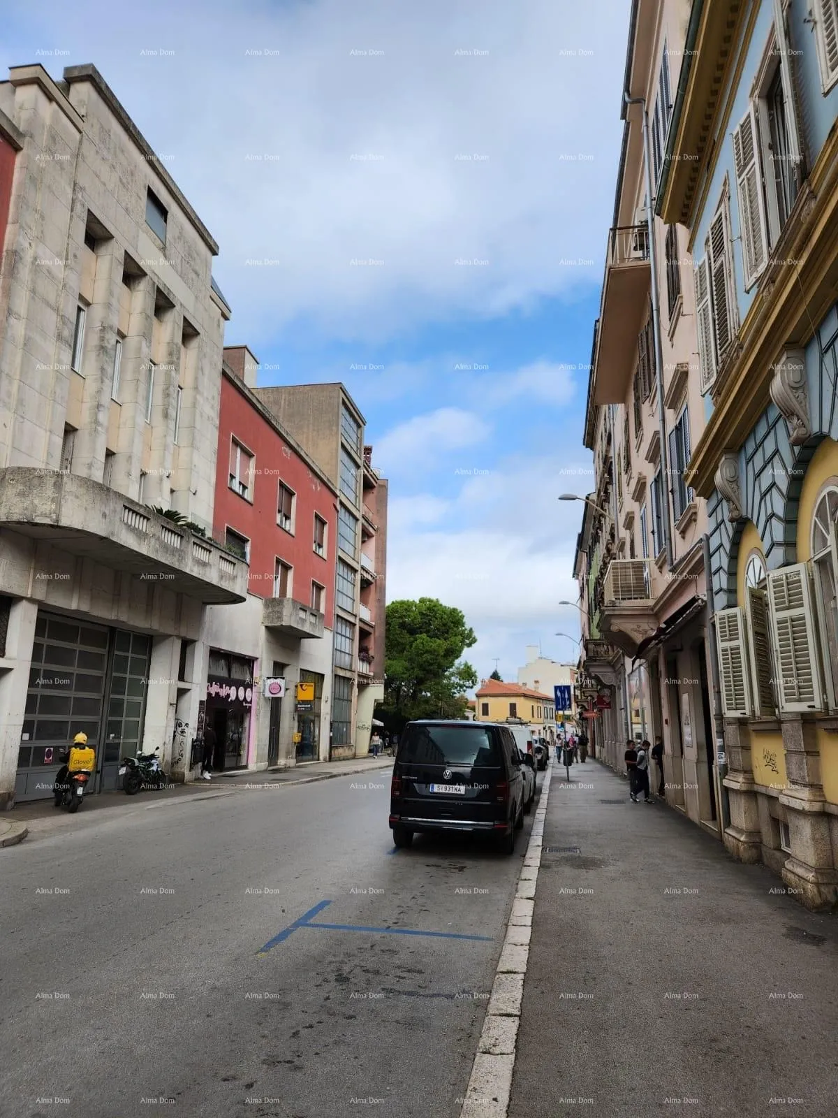 Stan Prodaje se stan u centru . Smješten u glavnoj ulici grada Pule, Istarska ulica.