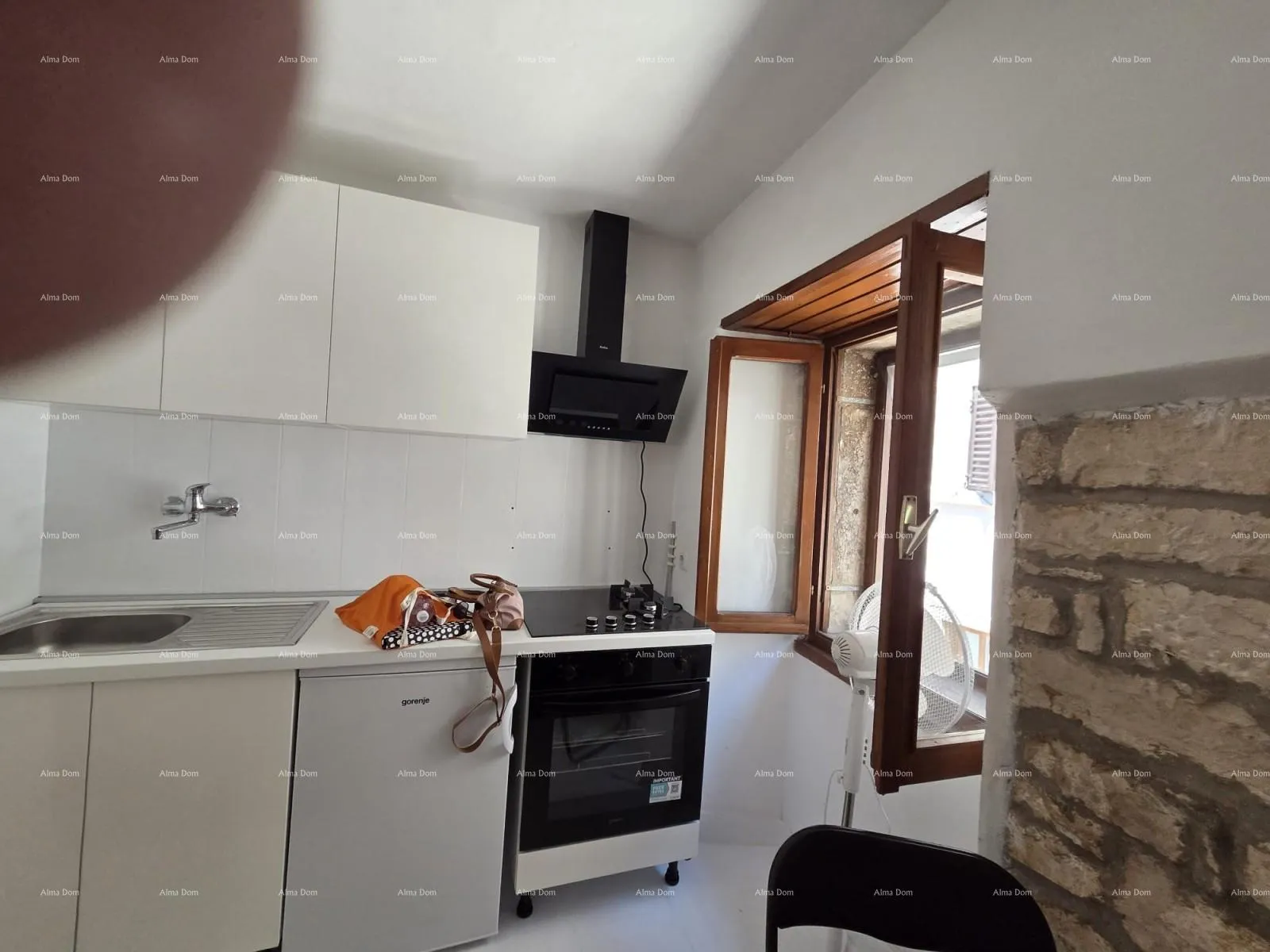 kuća prodaje se renovirana kamena kuća u centru grada vodnjan - slika 8