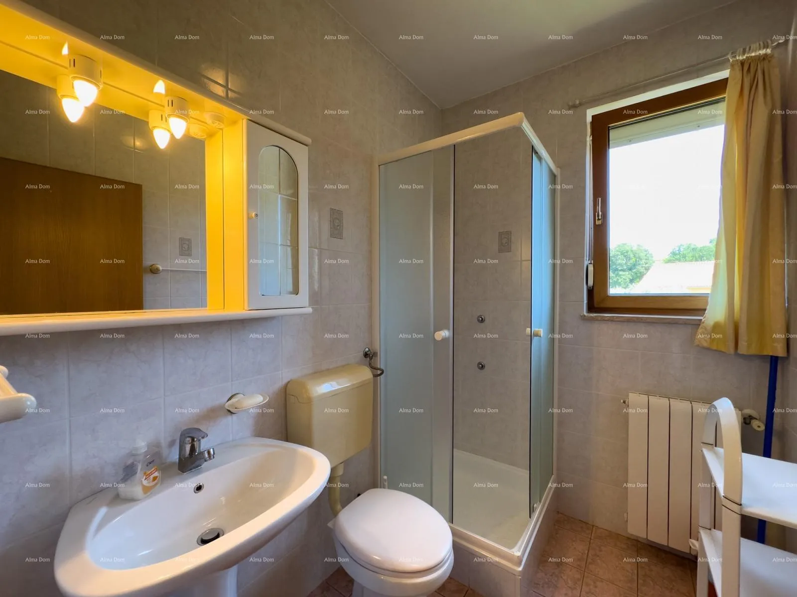 kuća prodajemo apartmansku kuću na mirnoj lokaciji u medulinu! - slika 36