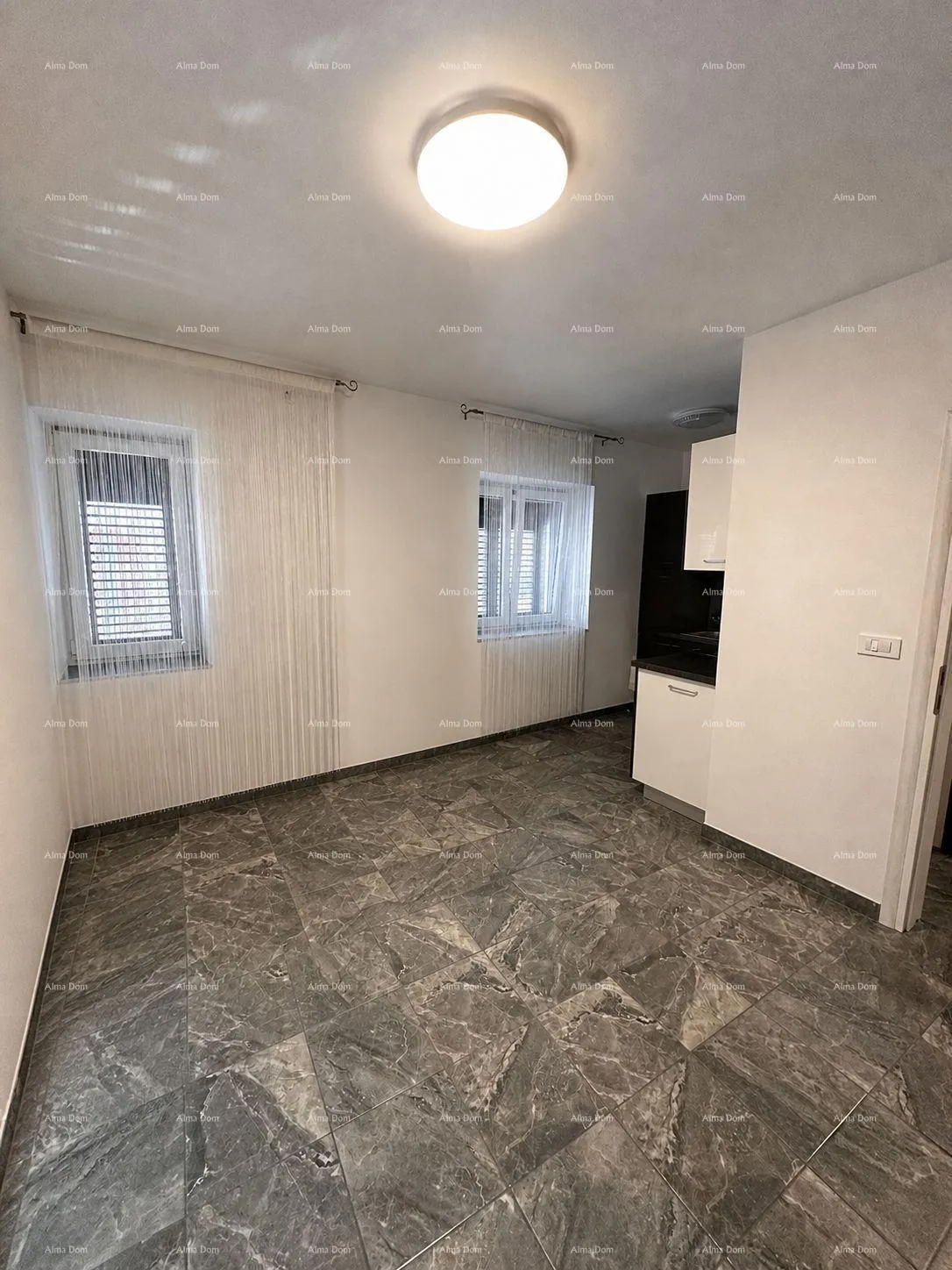 stan renovirani stan u centru pule, 50 m² s podnim grijanjem i modernim dizajnom - slika 2
