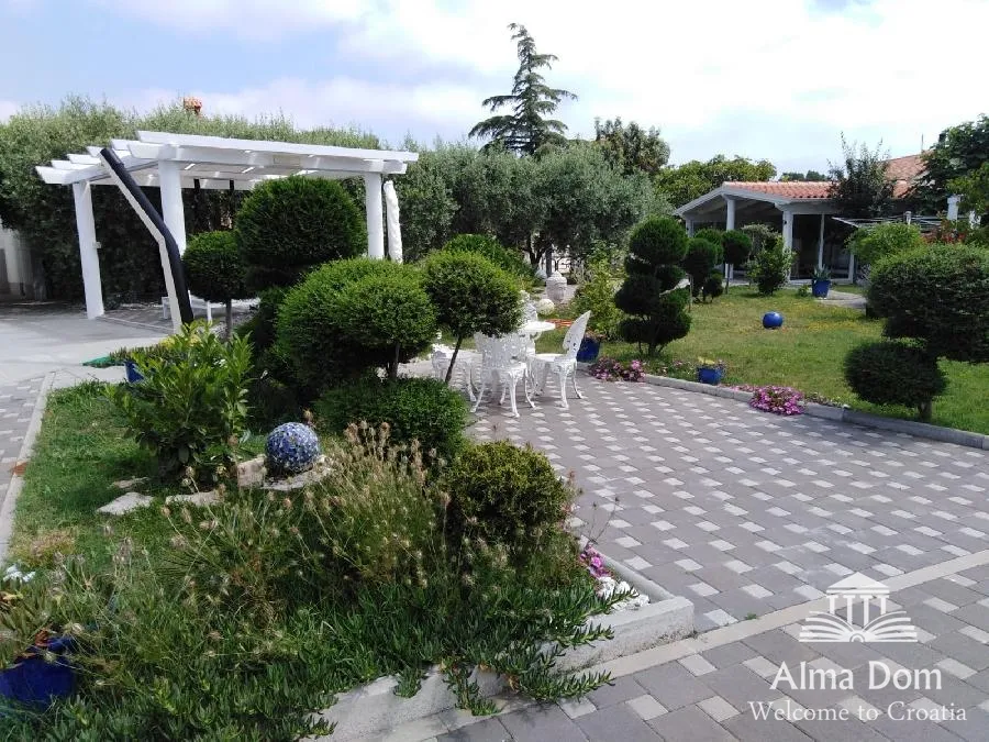 kuća luksuzna villa sa bazenom, velikom i uređenom okućnicom. - slika 10