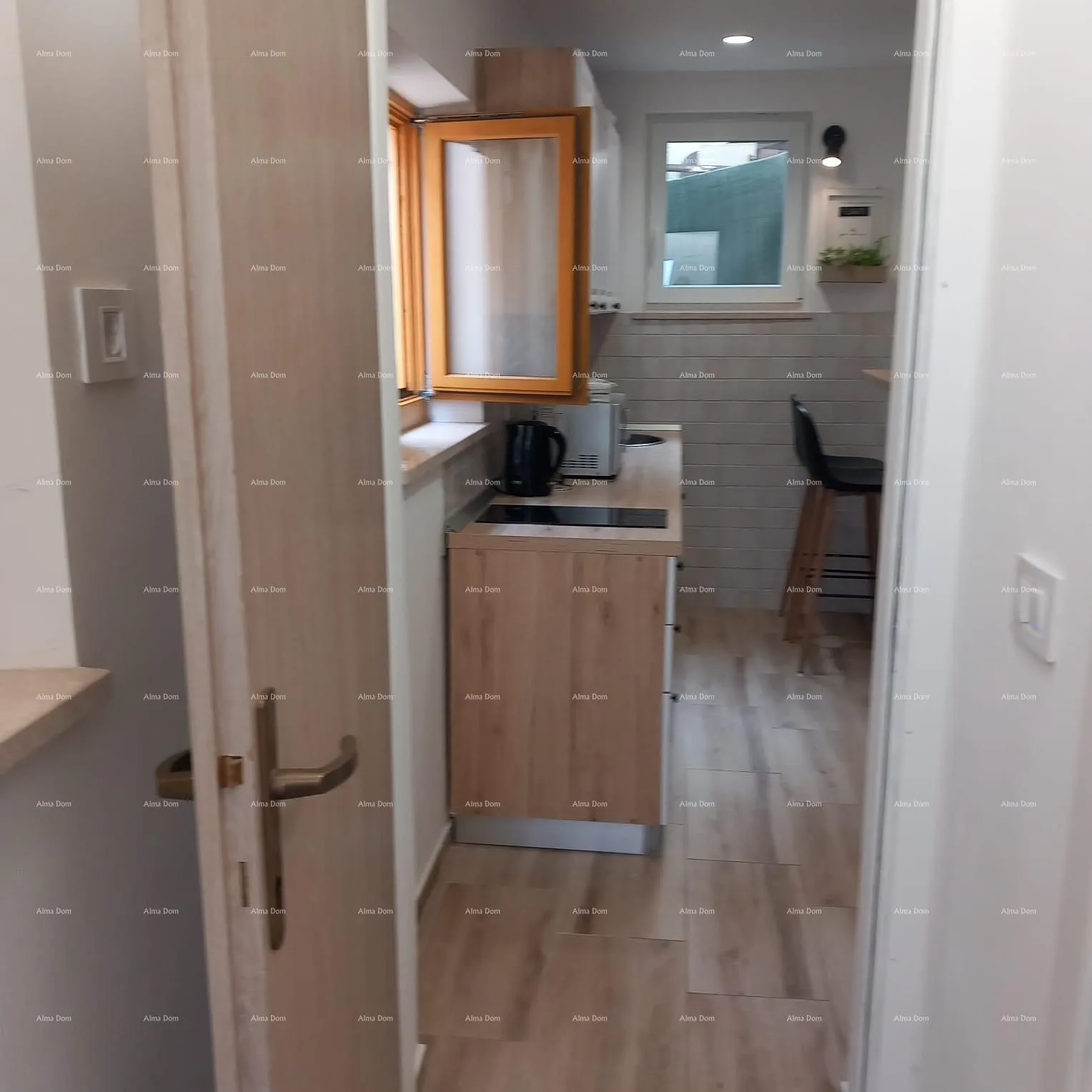kuća prodaje se kuća sa 3 apartmana i dvorištem, blizu pule. pješčana uvala. - slika 10