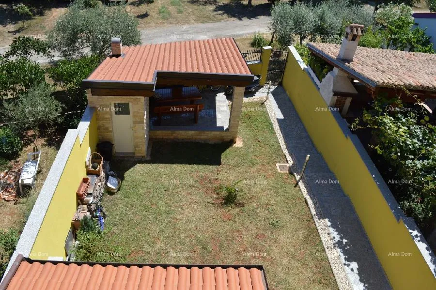kuća kuća sa četri odvojena stana. 1 km do verudele. - slika 11