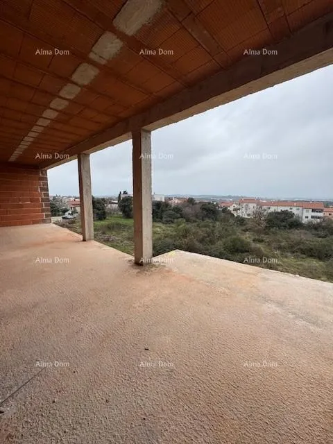 Stan Pula. Veli Vrh, veliki stan sa 3 spavaće sobe. 3 km do centra Fažane.