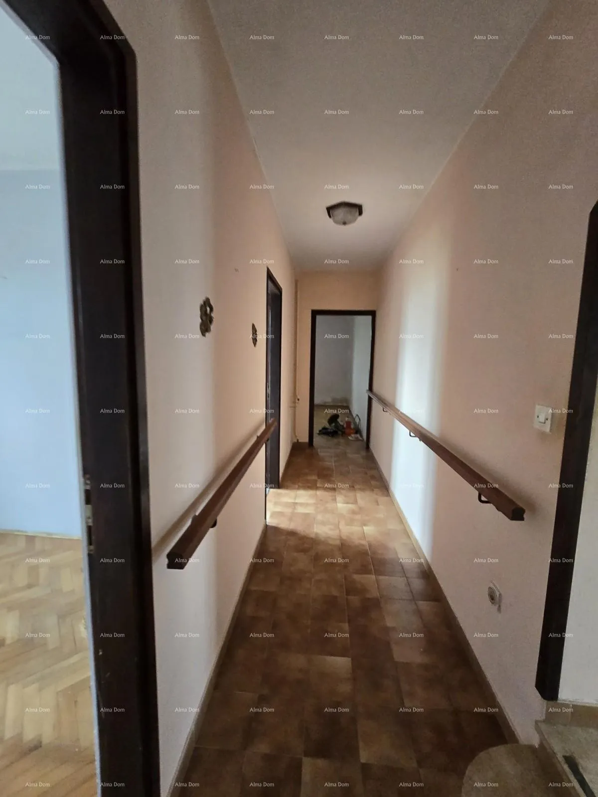 kuća prostrana kuća u blizini pule ! dva stana- 2500 m² zemljišta! - slika 7