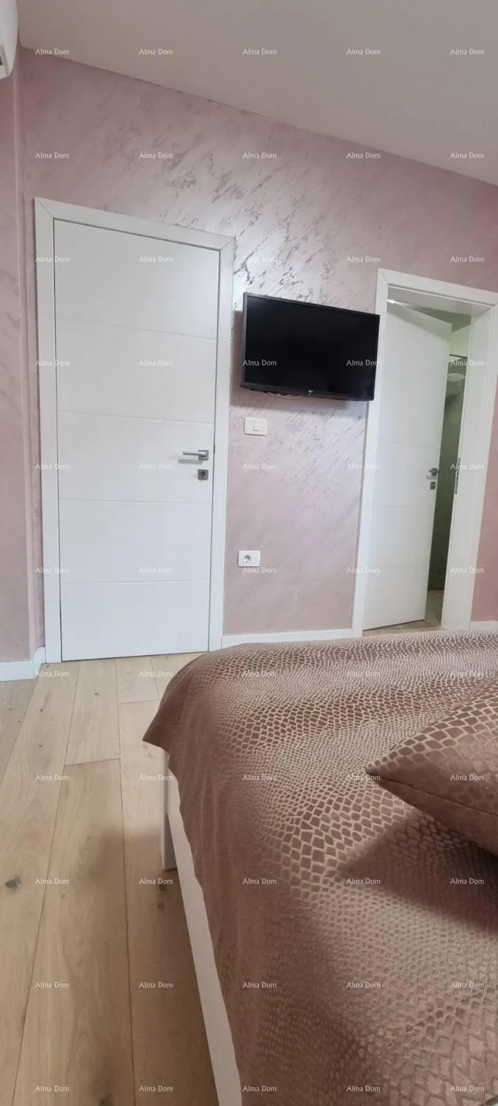 kuća blizna grada svetvinčenat. dvojna kuća okružena zelenilom. - slika 12
