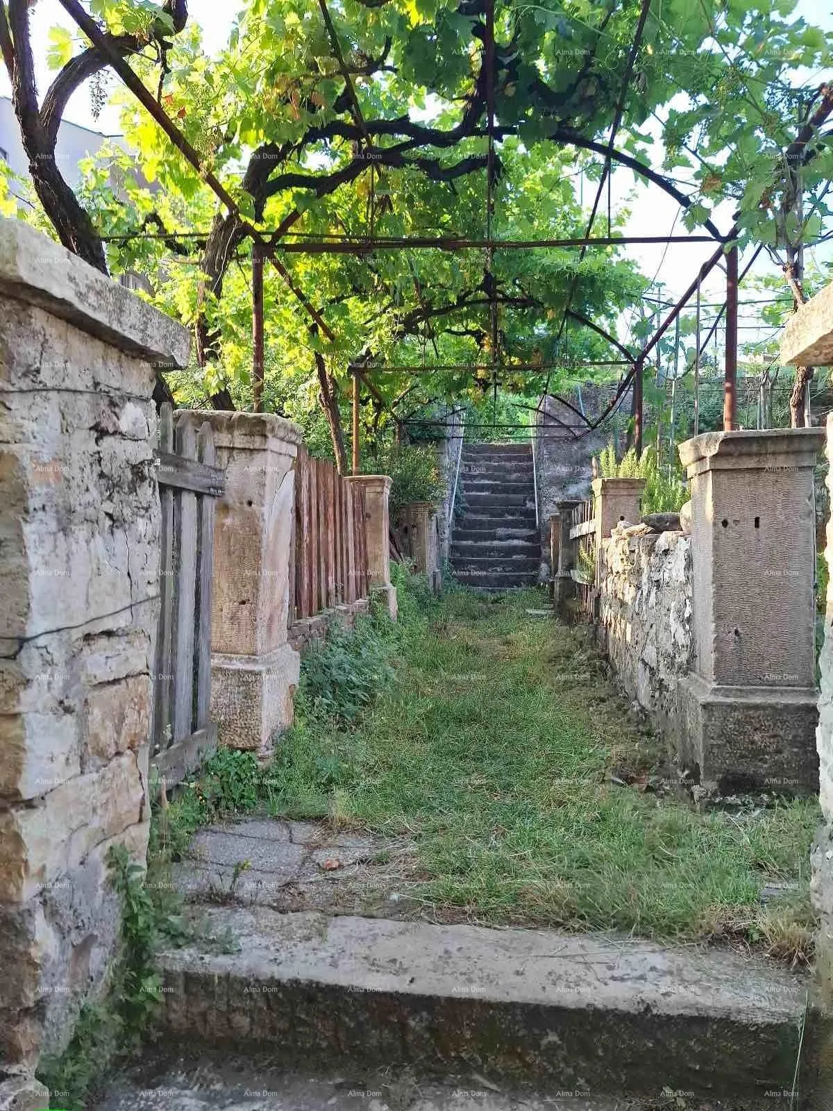 Stan Prostran trosobni stan površine 81 m², neposredna blizina suda, Pula Veruda