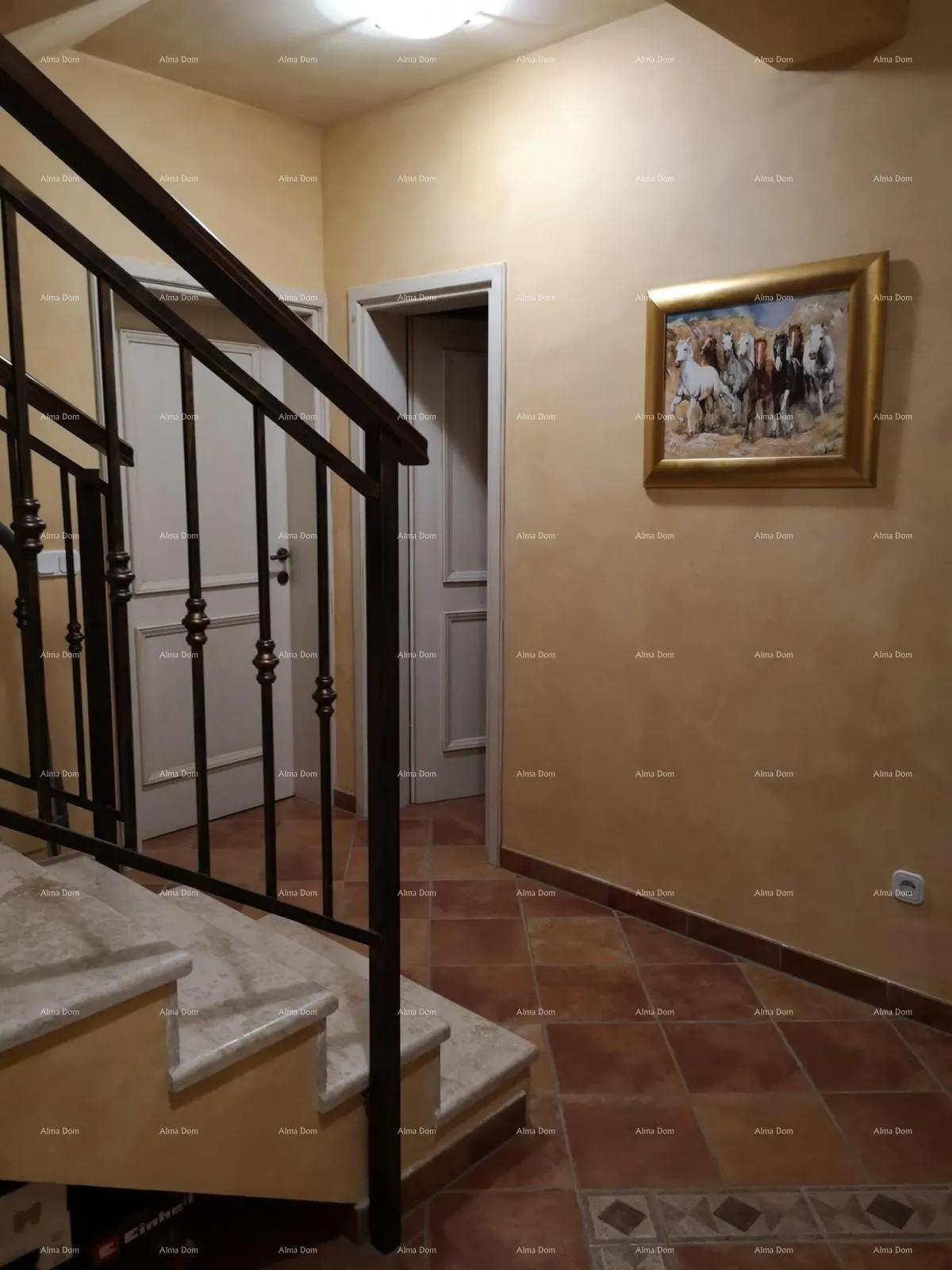 kuća prekrasna kuća s velikim bazenom. blizina kaštelira. - slika 15