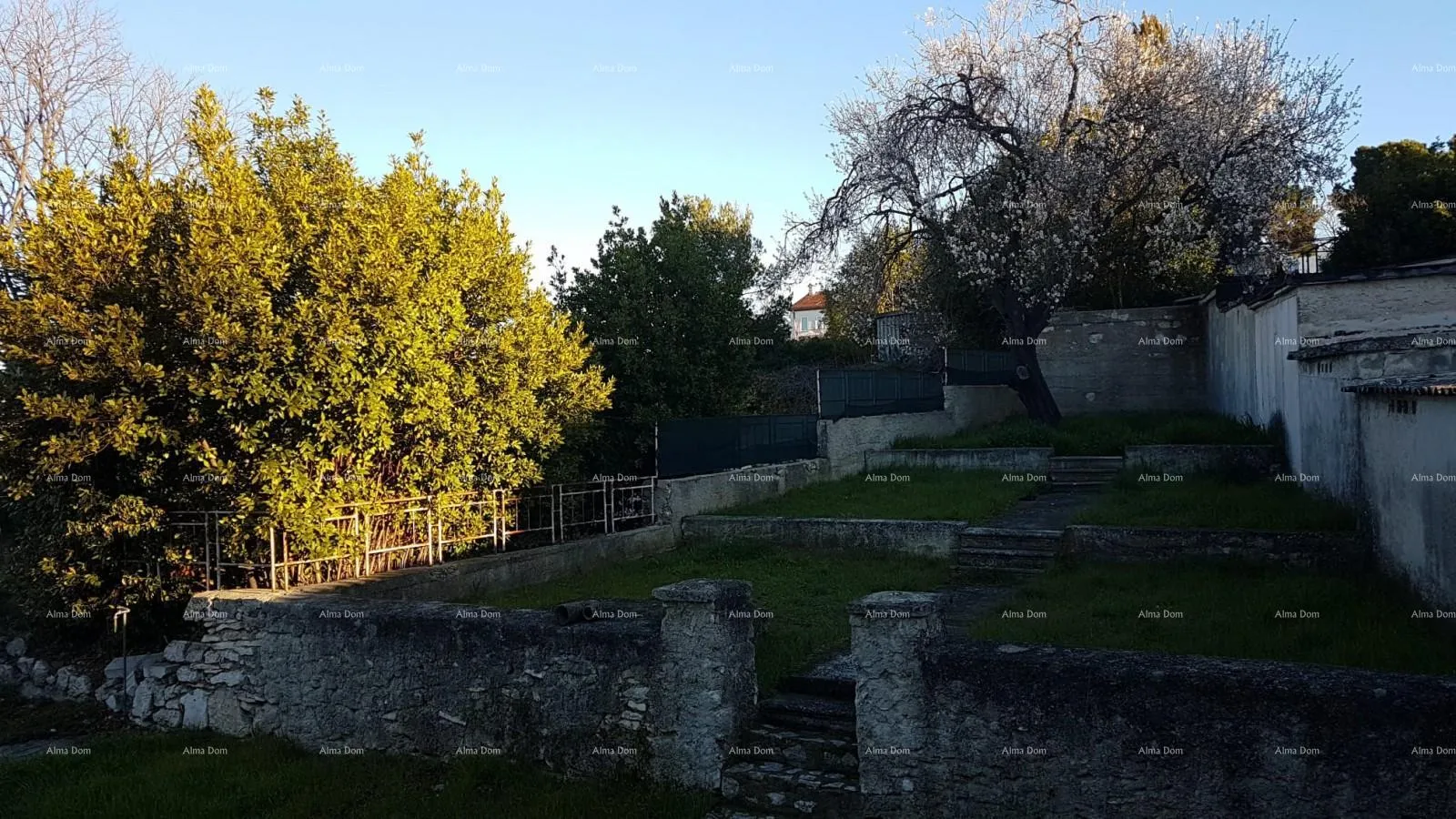 kuća pula! kuća s dva stana i velikim vrtom. blizina mup-a. - slika 8