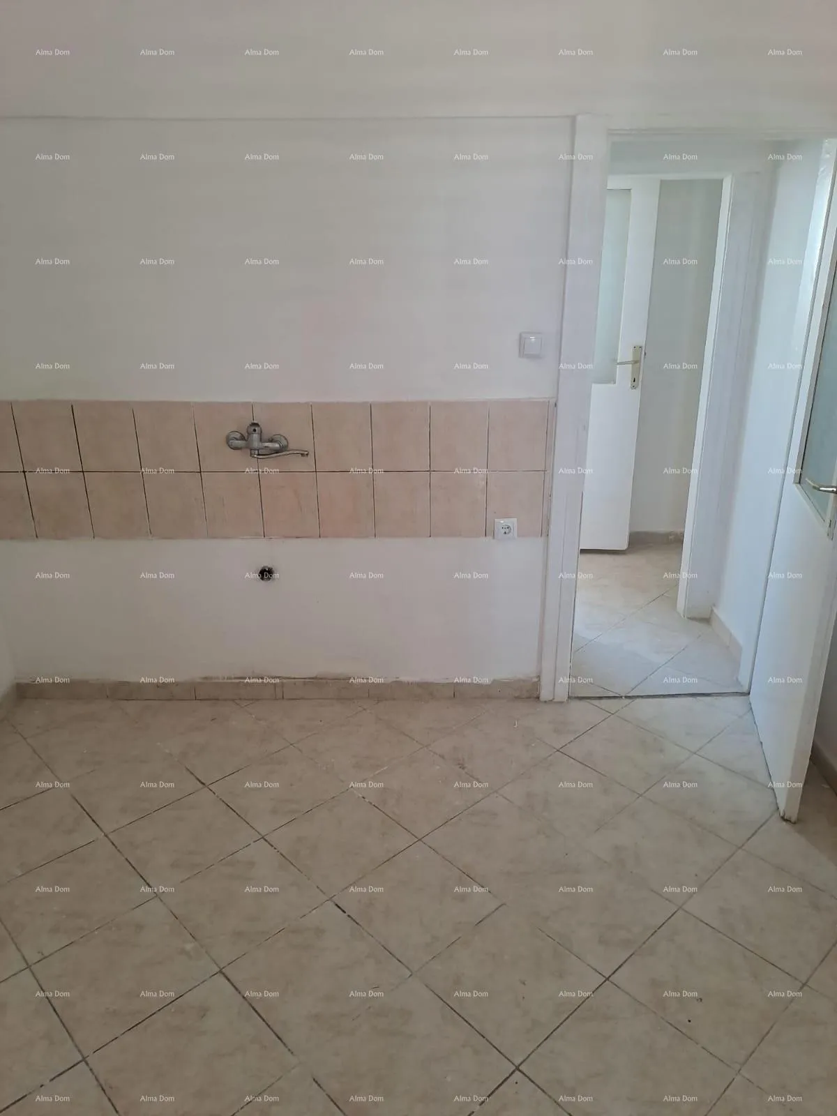 stan stan u centru pule. pješačka zona. - slika 7
