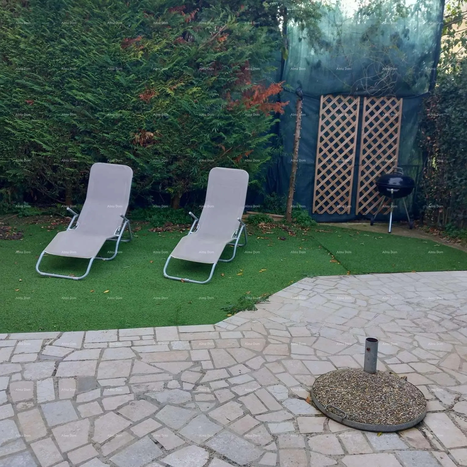Kuća Prodaje se kuća sa 3 apartmana i dvorištem, blizu Pule. Pješčana uvala.