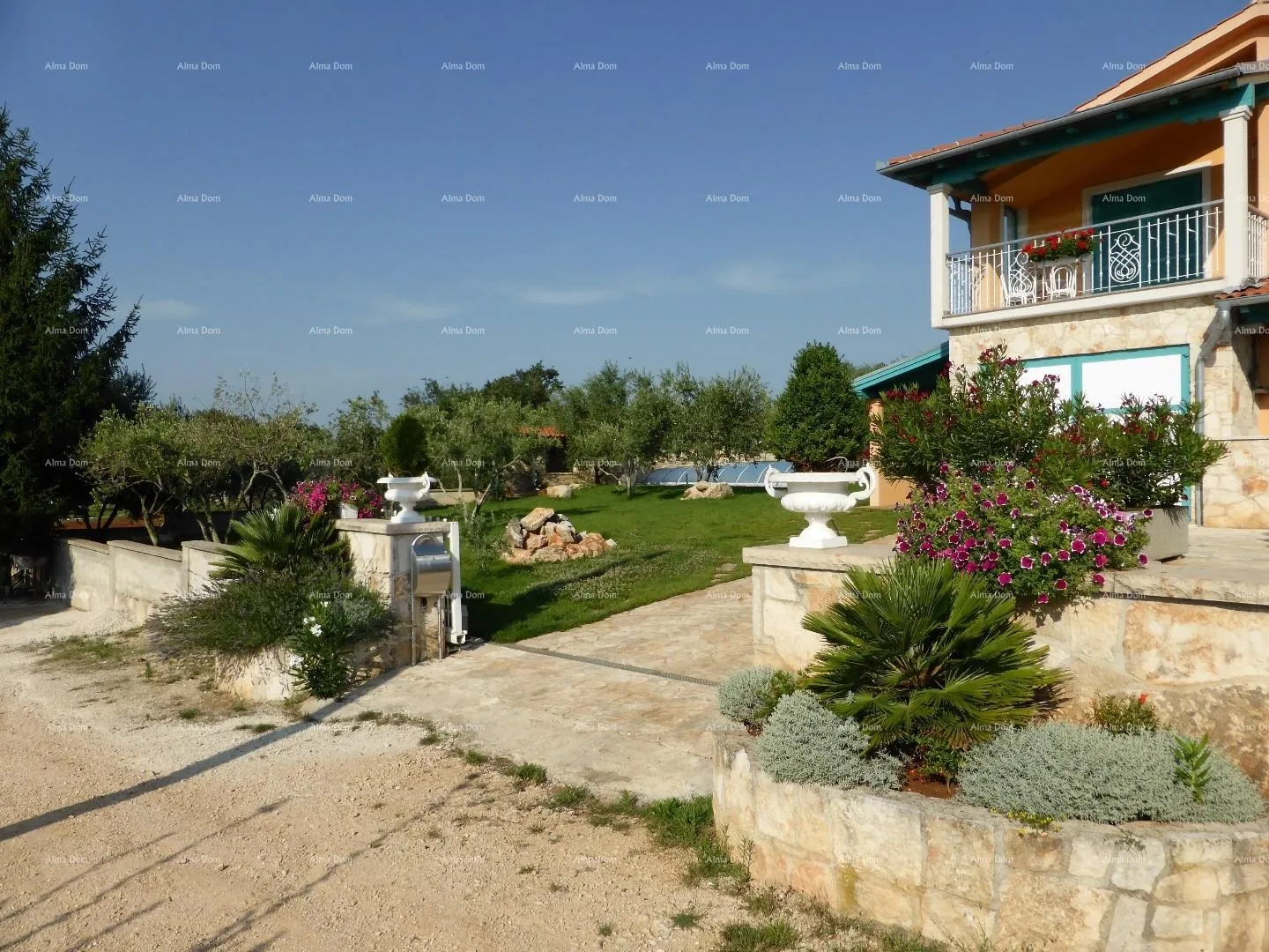 kuća prodaje se vila, blizina marčane. - slika 2