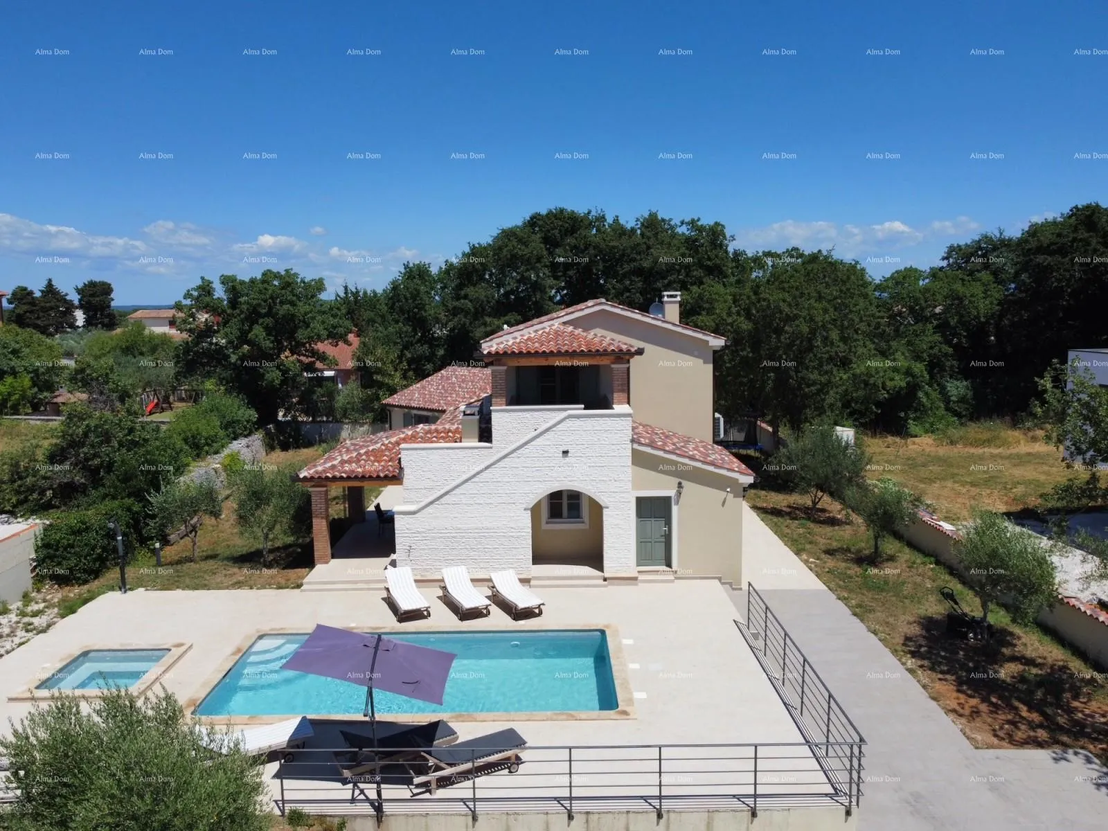 Kuća Prodaja - luksuzna vila s bazenom i jacuzzijem na prostranoj okućnici, Marčana!