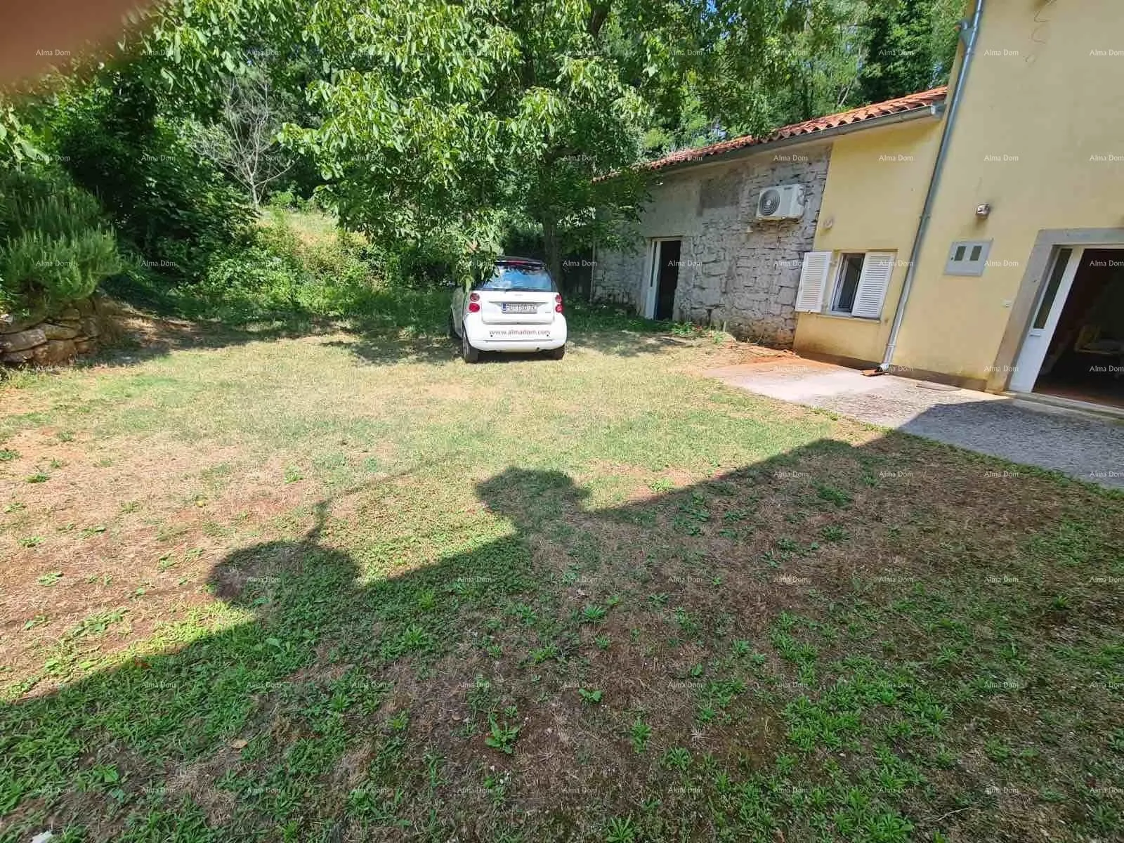 kuća prodaja kuće sa dvorištem i velikim zemljištem, barban - slika 24