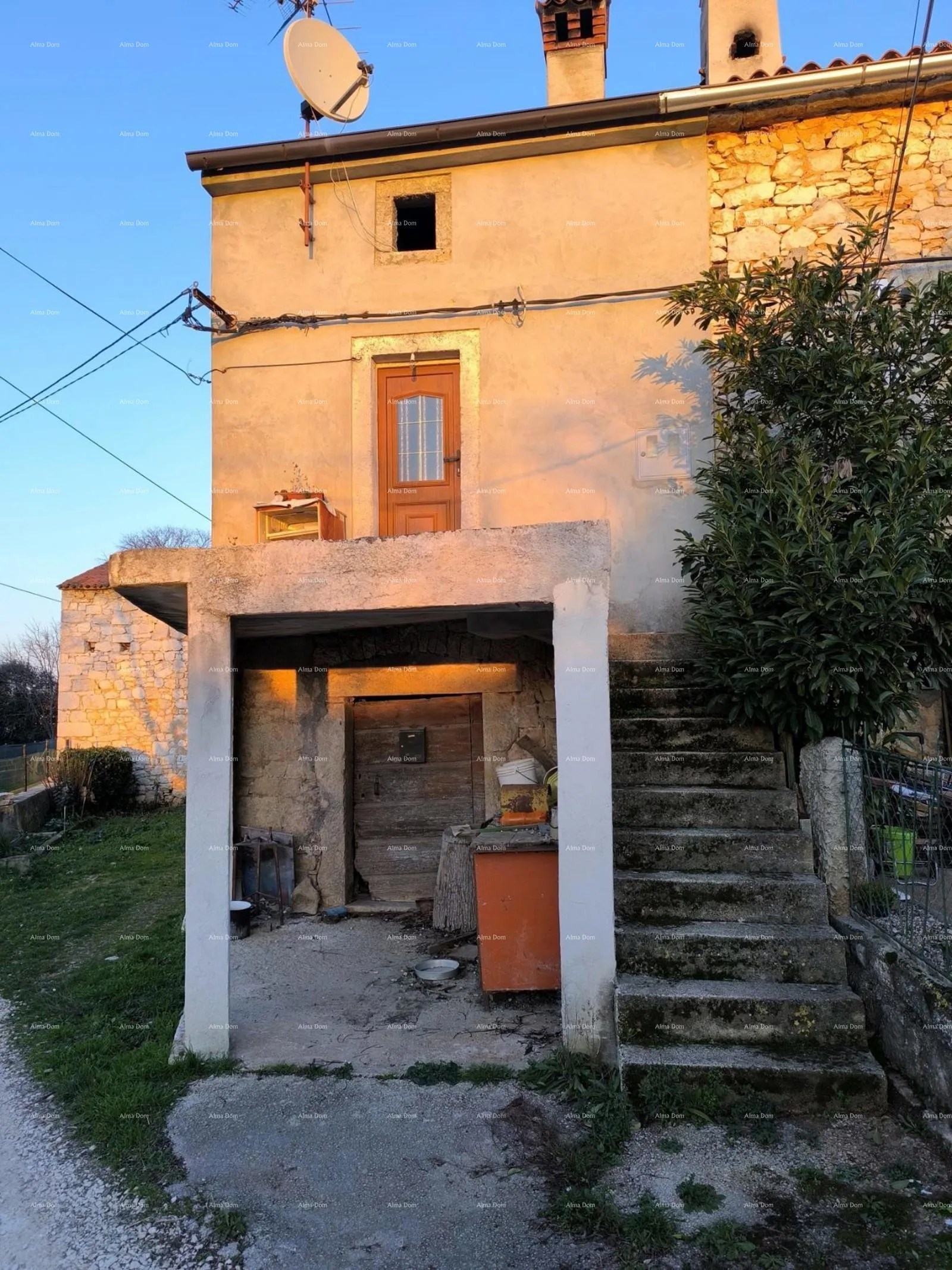 Kuća Prodaja kuće za renovaciju s građevinskim zemljištem, blizina Poreča, Žbandaj!